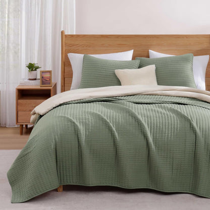 Queen Quilt-3 Pieces Lightweight Bedspreads Olive Green Queen Size Quilt Bedding Set for All Seasons, Soft Summer Coverlet with 2 Pillow Shams Suitable for Bed & Couch